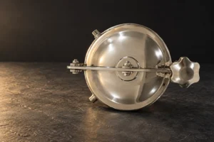 Round stainless tank access cover with crossbar and star-shaped tightening handle