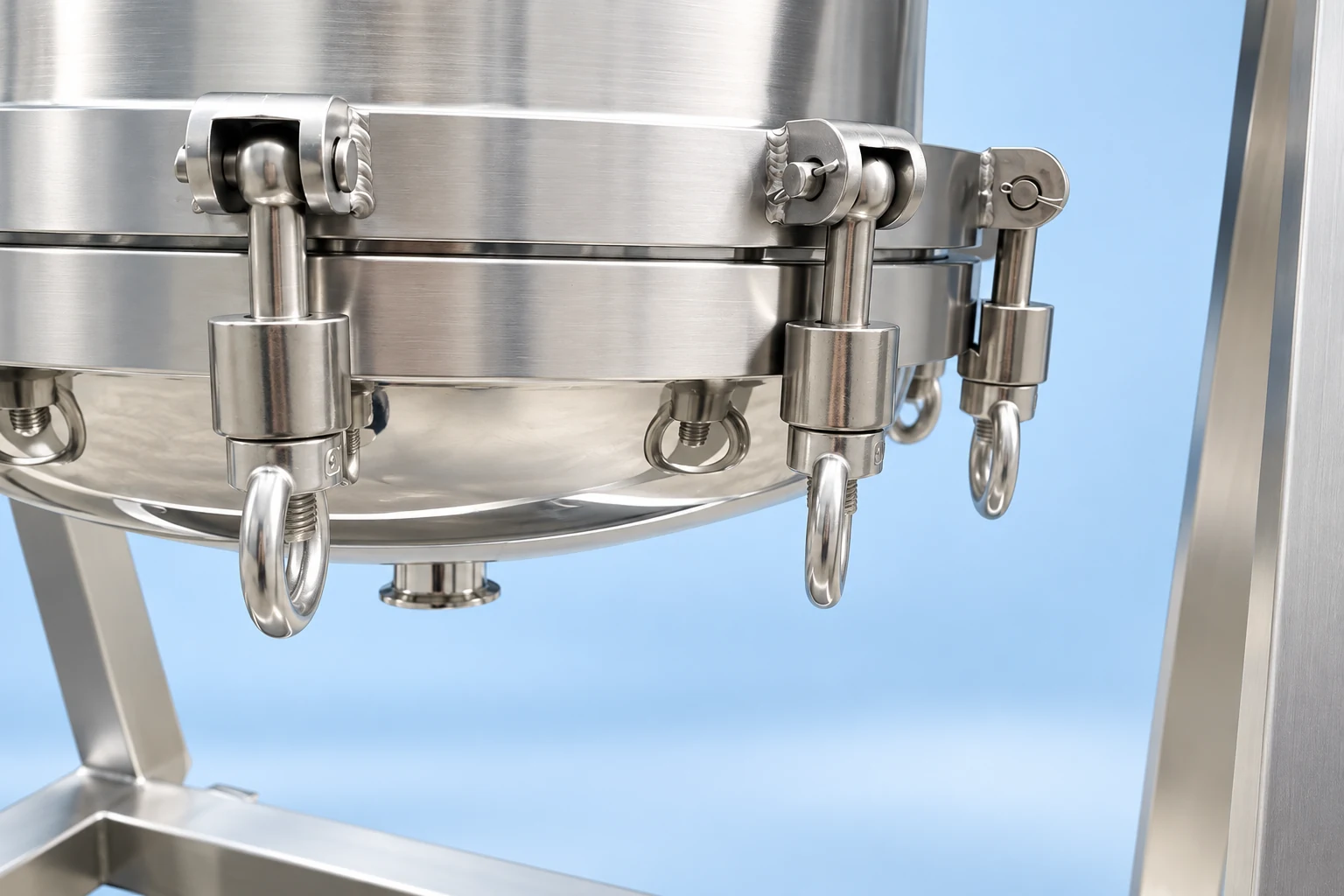 Lower filter housing closure and clamp hardware