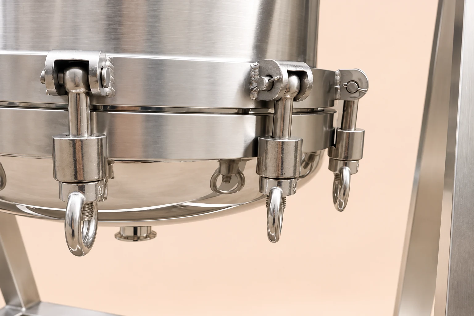 Lower filter closure joint and clamp screws