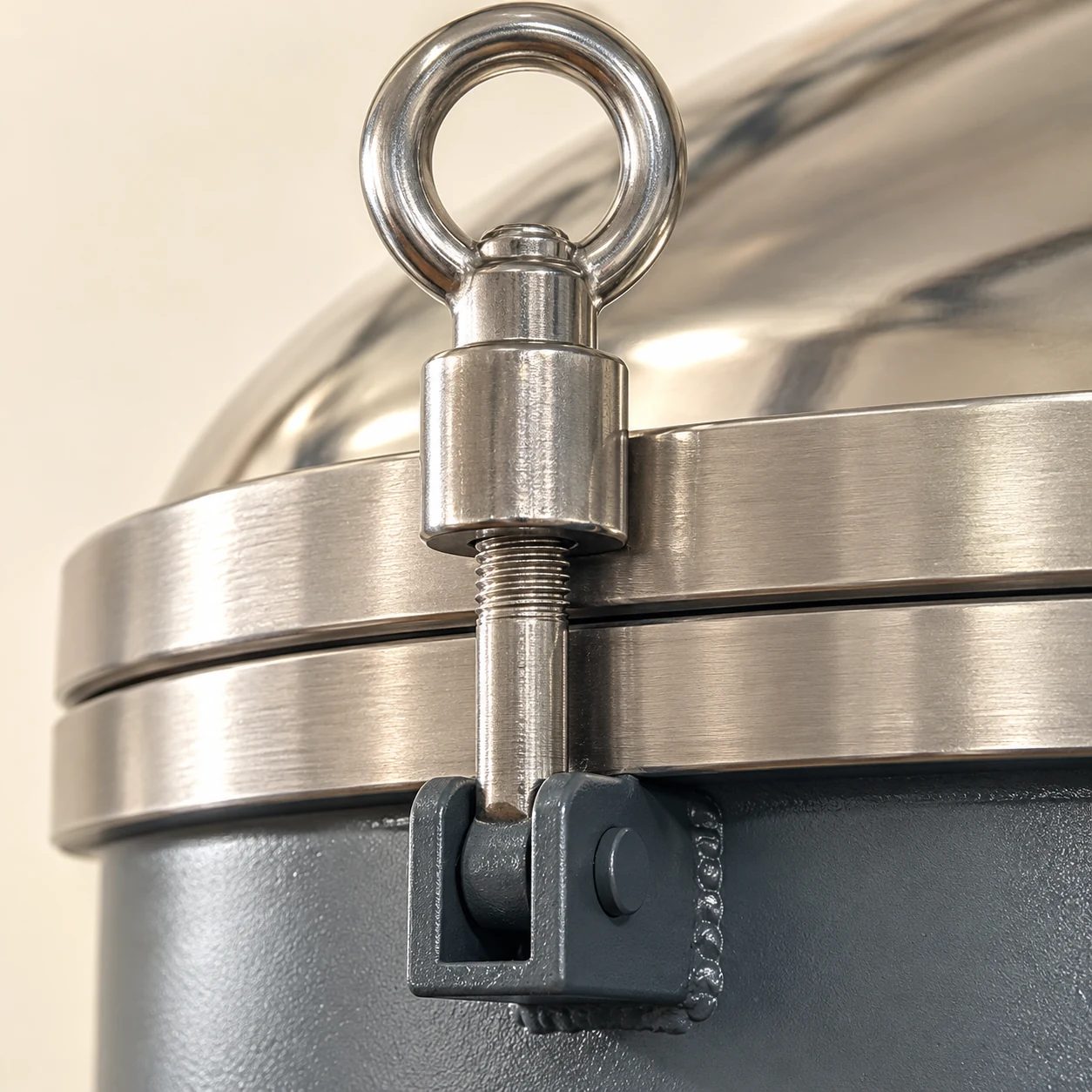 Single eye-bolt clamp on the collector lid seam