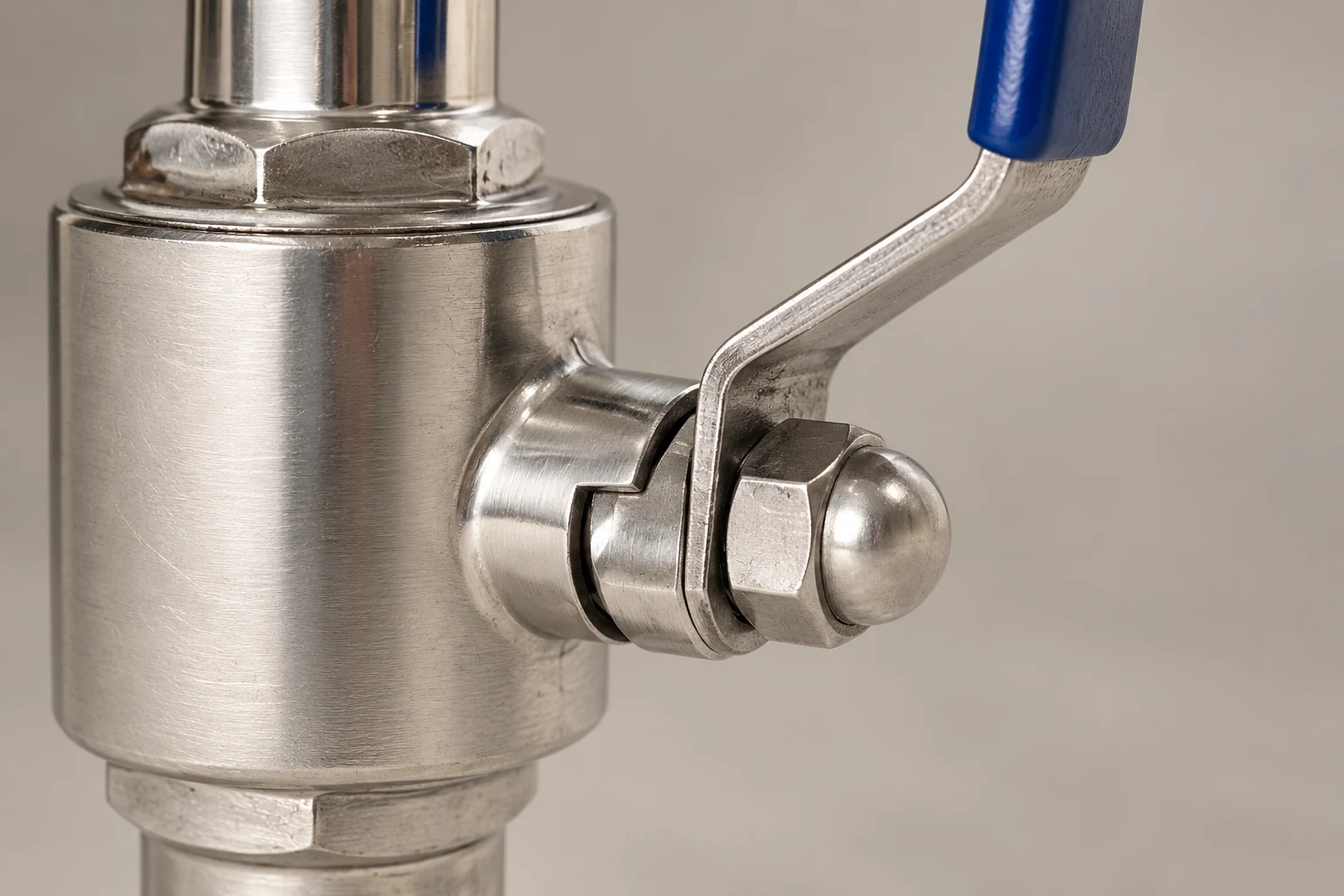 Ball valve handle pivot and retaining nut